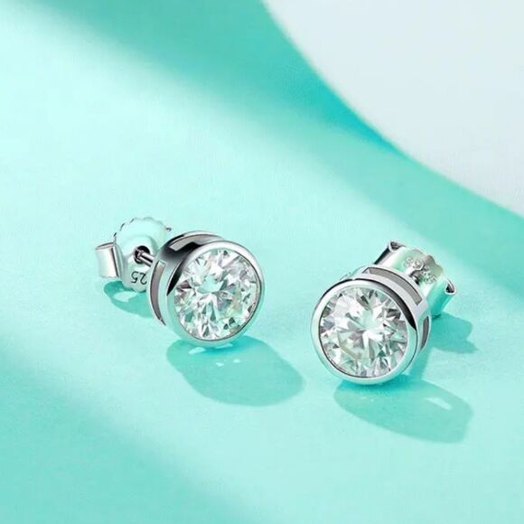 Certified 2CT VVS1 Moissanite Diamond Luxury Stud Earrings - Picture 7 of 14